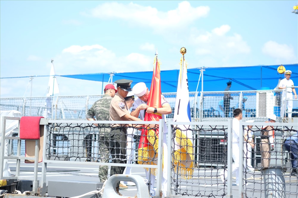 Tàu ROKS Moon Mu The Great và tàu hậu cần Hwacheon được sử dụng trong chuyến huấn luyện trên biển, được khởi khởi hành từ Jinhae, Hàn Quốc vào ngày 28.8.2019 và Việt Nam là quốc gia đầu tiên tàu đến thăm.