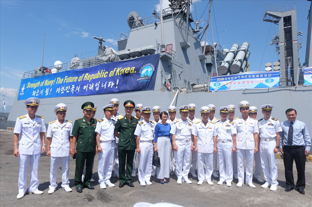 Các sỹ quan và thủy thủ tàu chụp ảnh lưu niệm cùng với lãnh đạo Sở Ngoại Vụ TP. Đà Nẵng và các sỹ quan Vùng 3 Hải quân.