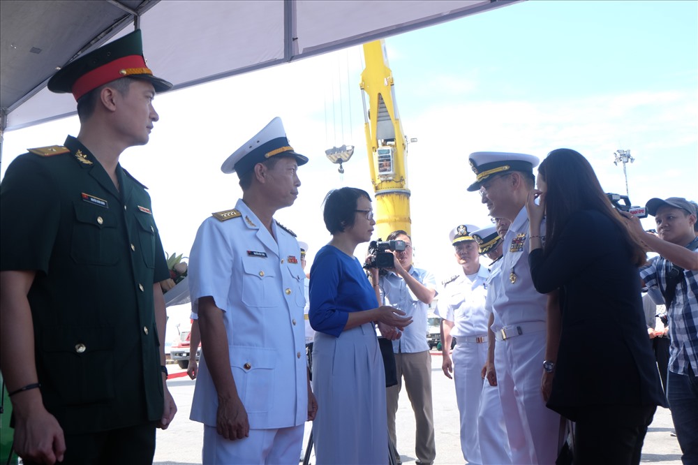 Đón tàu tại cầu cảng Tiên Sa, có đại diện lãnh đạo Sở Ngoại Vụ TP Đà Nẵng, Cục Đối ngoại (Bộ Quốc phòng), Vùng 3 Hải quân…cùng lãnh đạo các sở, ngành liên quan.