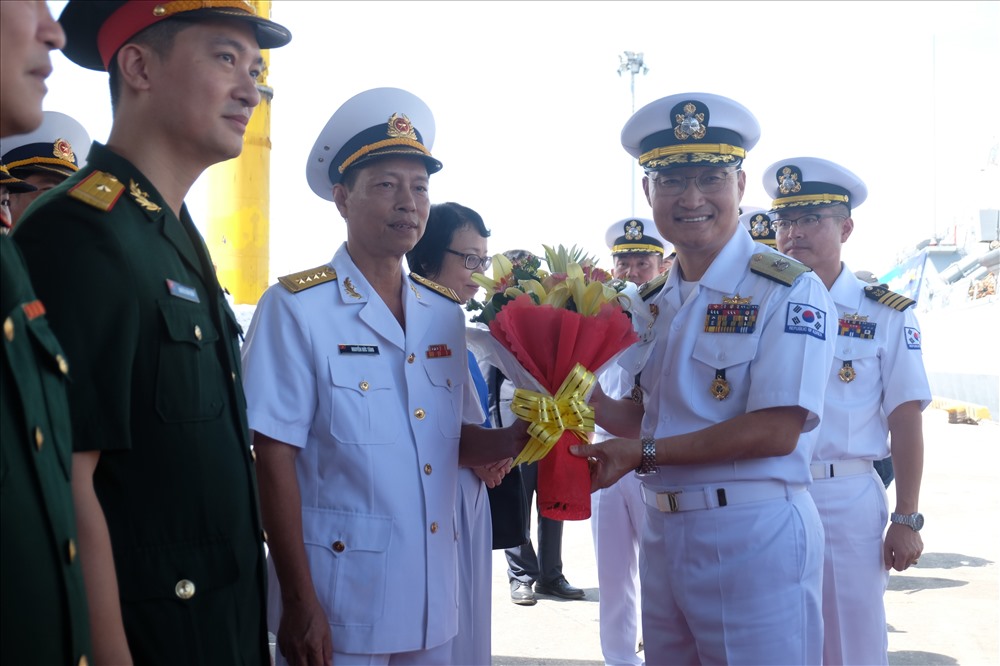 Đại diện lãnh đạo Vùng 3 Hải quân tặng hoa cho các sỹ quan thủy thủ tàu Hải quân Hàn Quốc.