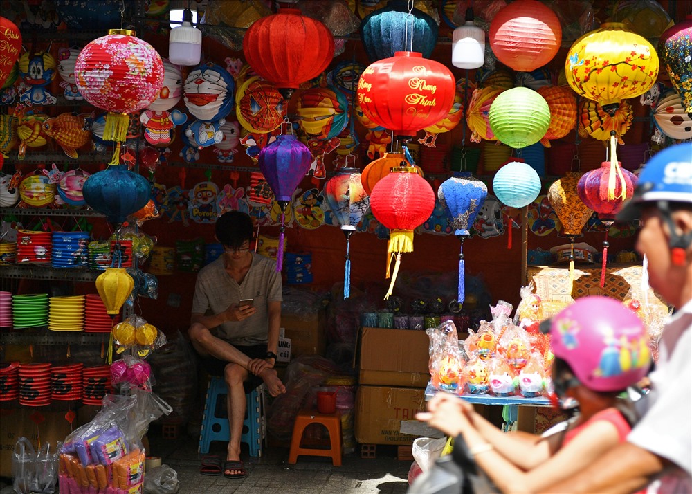 Chở con đi chọn đồ chơi.