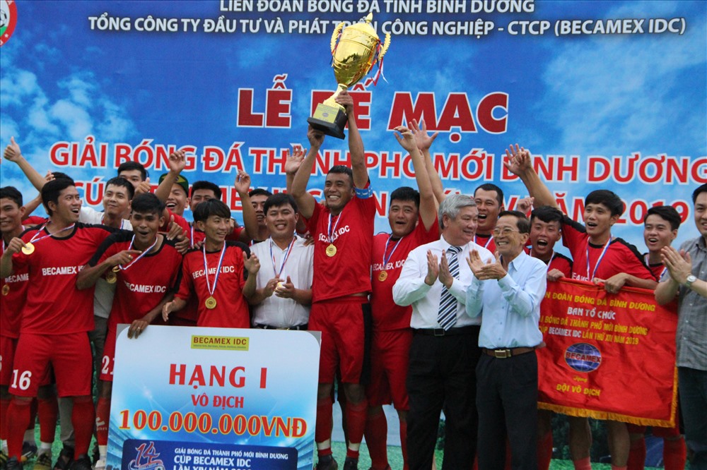 Đội vô địch được trao thưởng 100 triệu đồng.