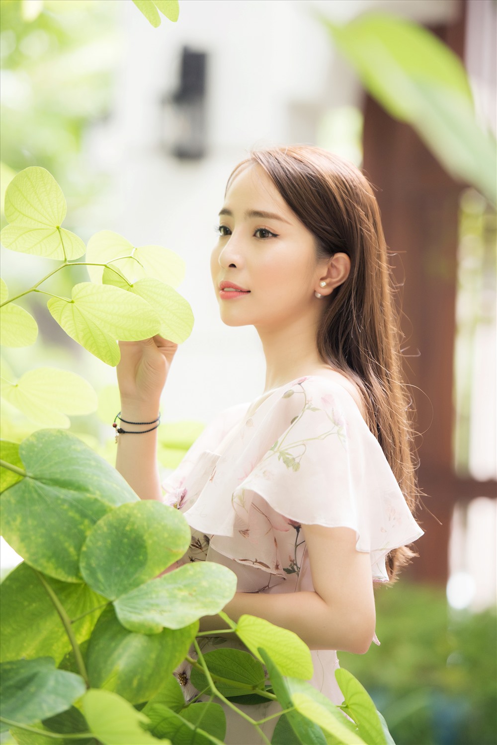 Quỳnh Nga diện chiếc váy tone hồng nhã nhặn cùng họa tiết hoa nhẹ nhàng. Ảnh: Thiên Hùng Nguyễn Việt