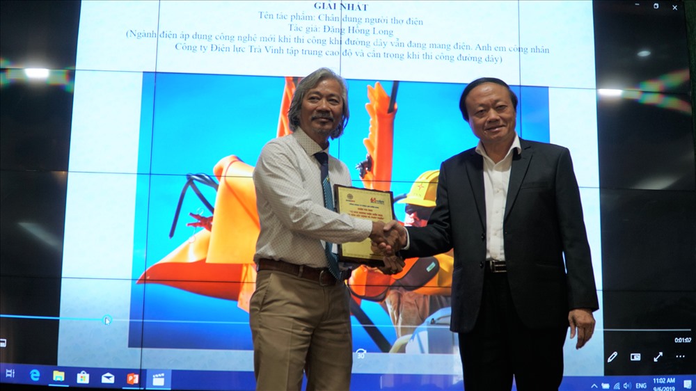 Ông Nguyễn Văn Lý – Phó Tổng Giám đốc EVN SPC trao giải Nhất cho tác giả Đặng Hồng Long (Bình Thuận) với tác phẩm “Chân dung người thợ điện”
