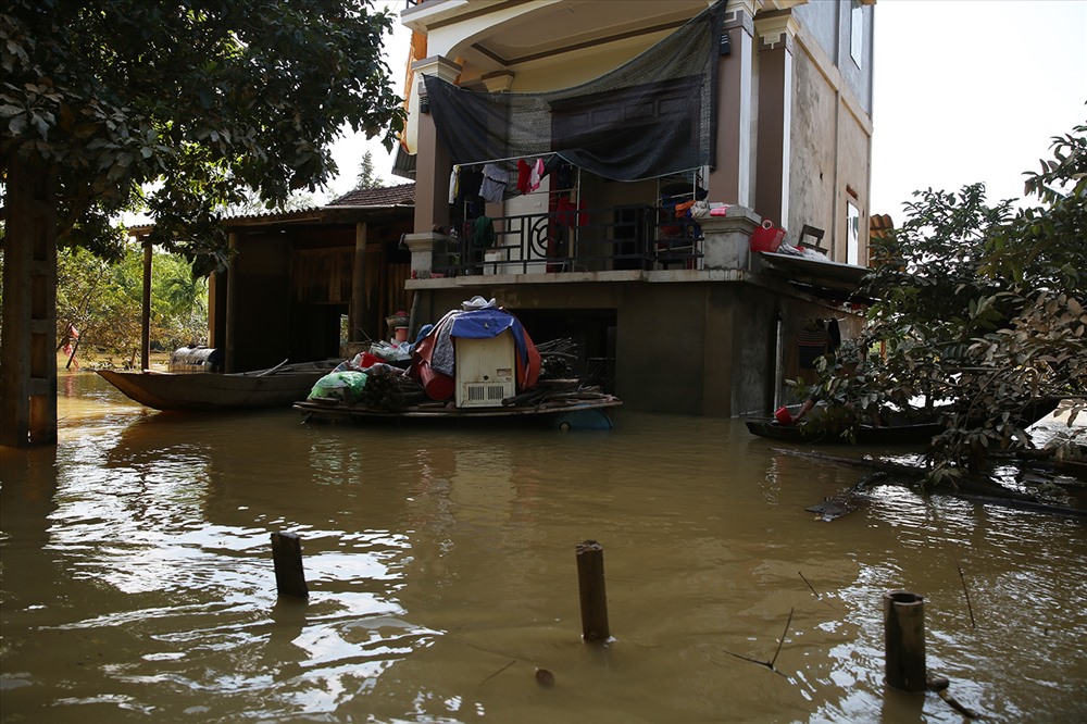 Hàng ngàn ngôi nhà ở “rốn lũ” Hương Khê ngập chìm trong nước, đời sống người dân đảo lộn. Ảnh VGP/Thành Chung