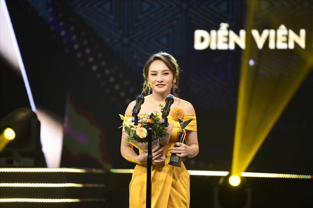 Bảo Thanh xúc động khi lần thứ 2 giành giải “Diễn viên nữ ấn tượng“. Ảnh: Hoàng Nghĩa.