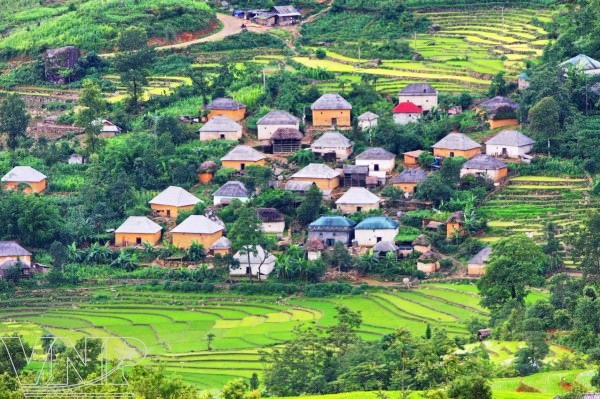Trung tâm Y Tý luôn nhộn nhịp và tấp nập, thường xuyên diễn ra các lễ hội của người dân tộc bản địa.