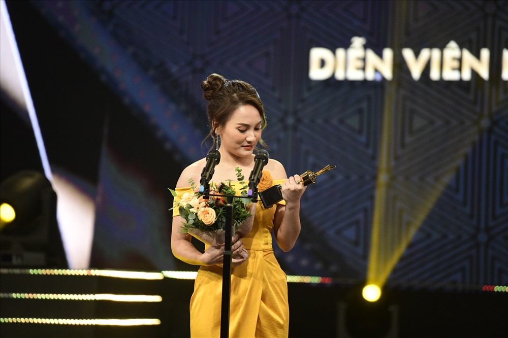Bảo Thanh rưng rưng xúc động khi cầm chiếc cúp “Diễn viên nữ ấn tượng” lần thứ 2 tại VTV Awards. Cô chia sẻ, trước đó  không hề nghĩ mình là người được nhận giải thưởng này.