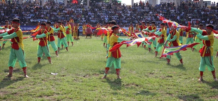 Màn múa cờ mở hội và tấu trống chiêng của những trai tráng quận Đồ Sơn chào mừng 30 năm khôi phục Lễ hội chọi trâu Đồ Sơn – Di sản văn hóa phi vật thể.
