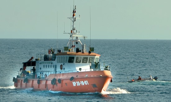 Tàu của bộ đội Biên phòng Quảng Trị lên đường cứu ngư dân. Ảnh: PV