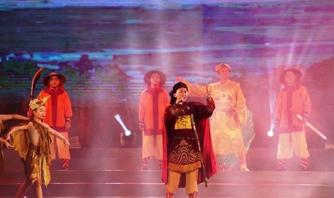 Hình tượng Hoàng đế Quang Trung được tái hiện trên sân khấu. Ảnh: NTV