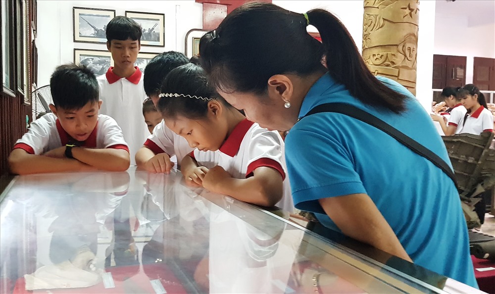 Các em học sinh thăm quan Bảo tàng Ninh Bình. Ảnh: NT