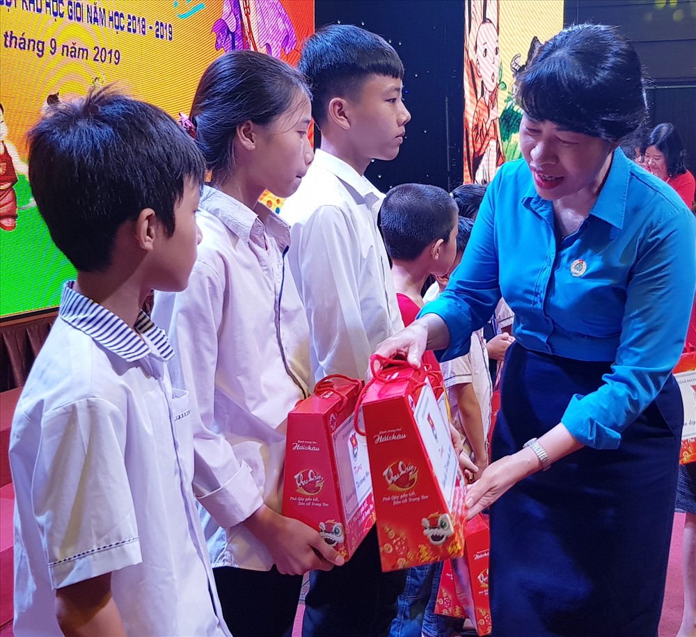 Đồng chí Trịnh Thanh Hằng, Trưởng Ban Nữ công Tổng LĐLĐ Việt Nam tặng quà cho các em học sinh. Ảnh: NT