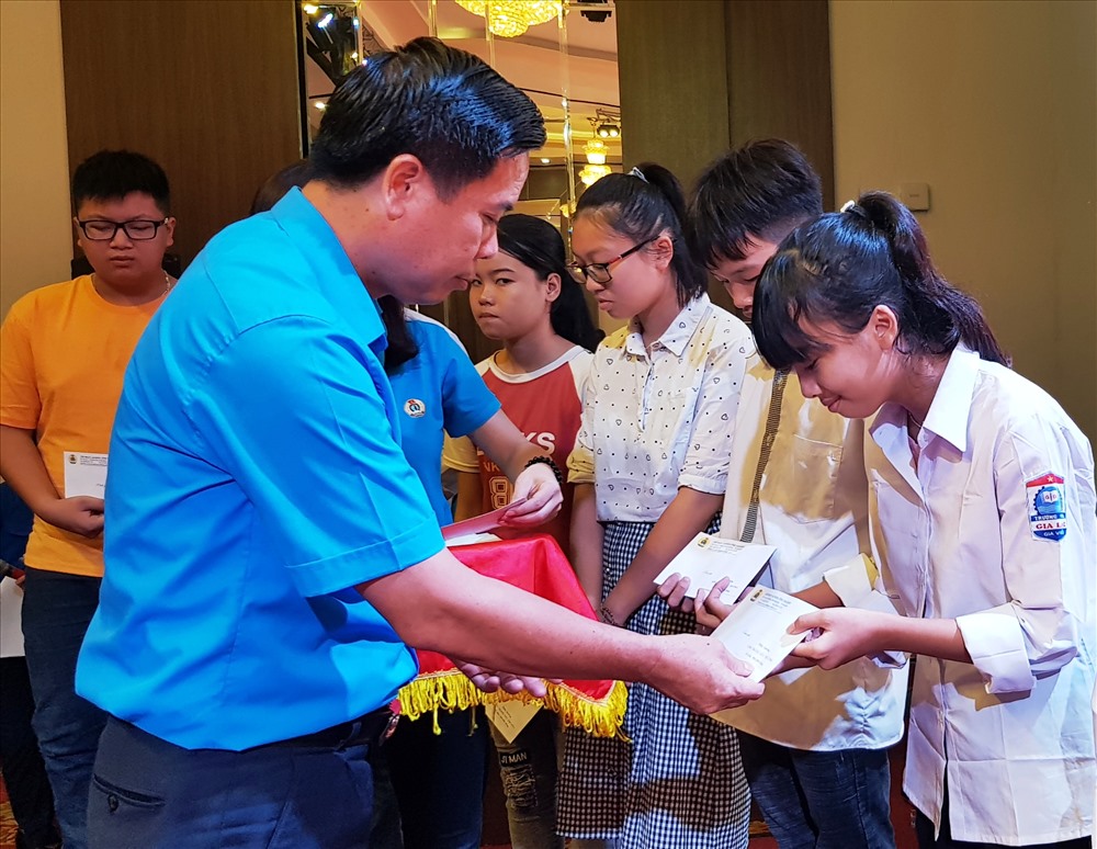 Đồng chí Dương Đức Khanh, Ủy viên BCH Tổng LĐLĐ Việt Nam, Chủ tịch LĐLĐ tỉnh Ninh Bình tặng quà cho các em học sinh. Ảnh: NT