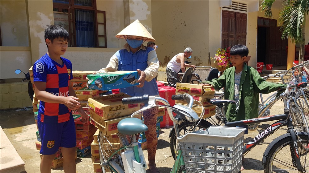 Hàng cứu trợ đến tận tay bà con vùng lũ.