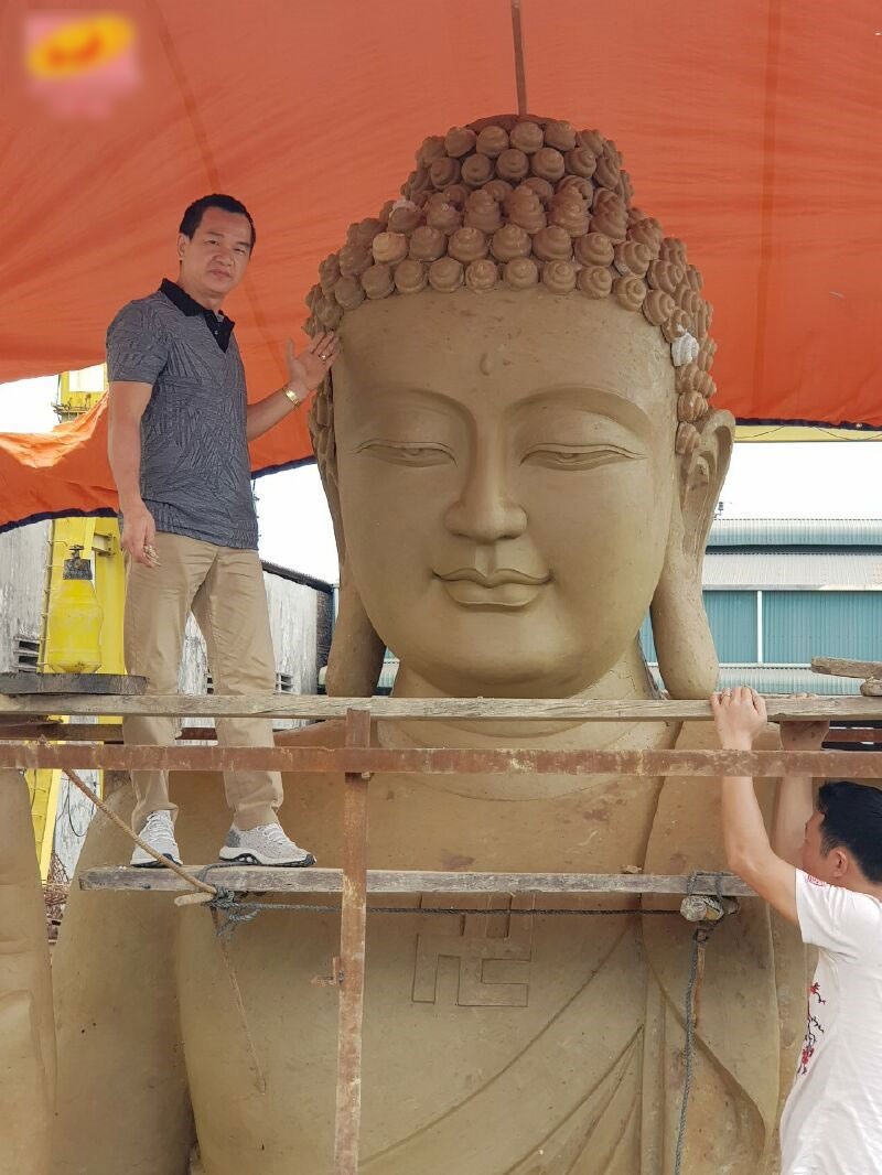 Ông Thái Tuấn bên tượng Phật Dược sư (ảnh Cty Tân Hoa Viên)