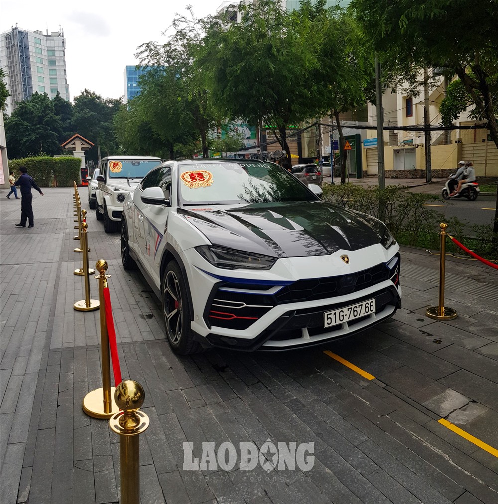 Chiếc siêu SUV Lamborghini Urus gây nhiều chú ý. Đây là một trong 2 chiếc Urus đầu tiên về Việt Nam và được nhập khẩu theo diện chính hãng.