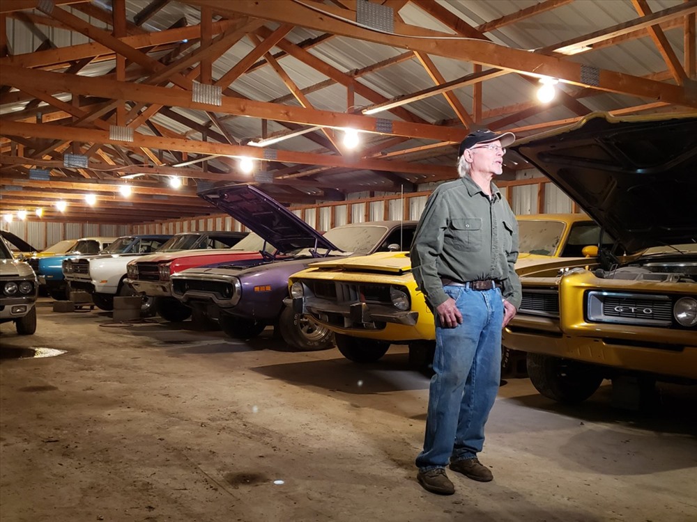Coyote Johnson bên dàn xe cổ mà mình cất công sưu tầm trong 40 năm. Ảnh: businessinsider.com