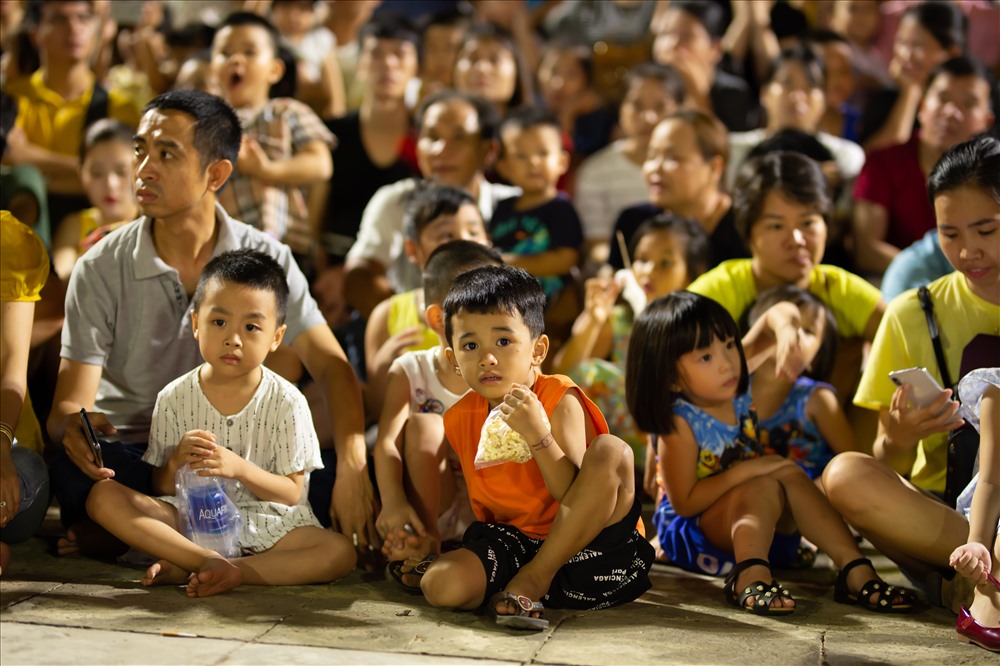 Nhiều em nhỏ thích thú theo dõi.