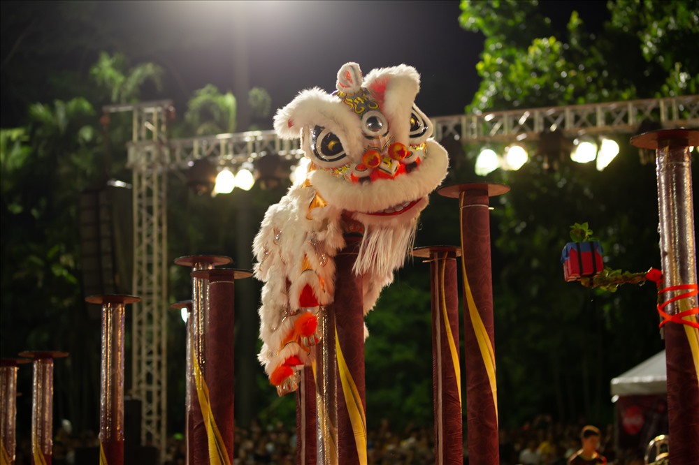 Ngày hội lân Huế tô điểm thêm cho mùa trung thu.
