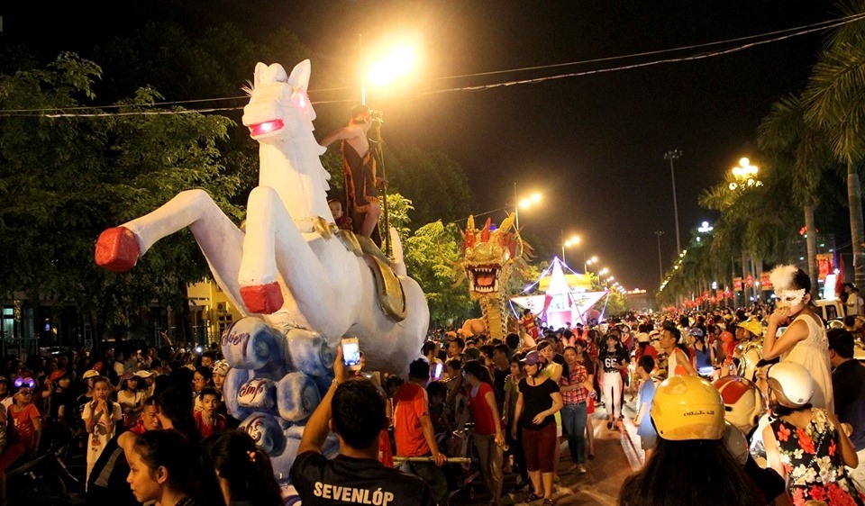 Rước đèn là hoạt động quen thuộc trong các lễ hội truyền thống của người Việt. Hãy bấm vào hình ảnh để khám phá lịch sử và ý nghĩa của truyền thống này, cũng như cảm nhận không khí tết đến rất gần.
