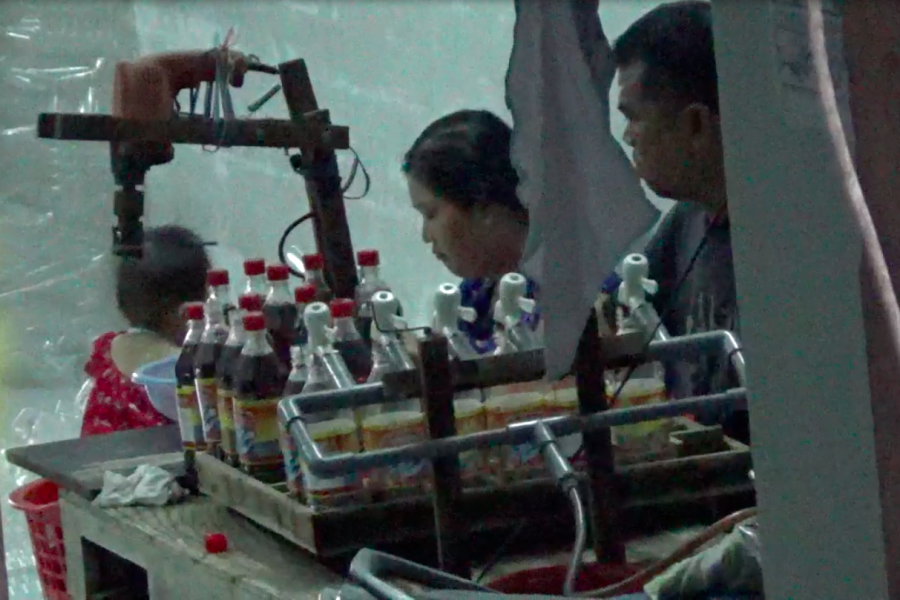 Sang chiết, đóng chai nước mắm tại cơ sở Phúc Khang.LT Ảnh: Lam Thiên