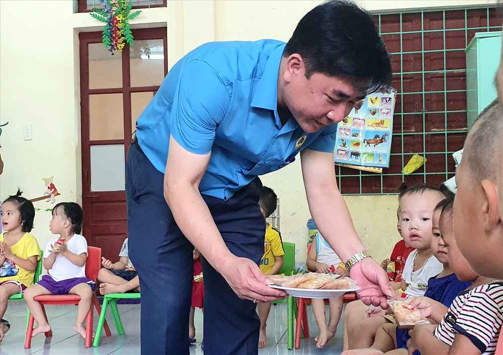 Chủ tịch LĐLĐ Quảng Bình Phạm Quang Long trao quà cho các cháu là con của CNVCLĐ Cty CP Lệ Ninh. Ảnh: Lê Phi Long