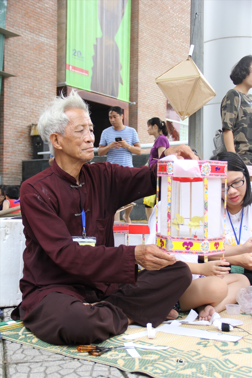 Các nghệ nhân dạy cách làm đèn kéo quân cho du khách.