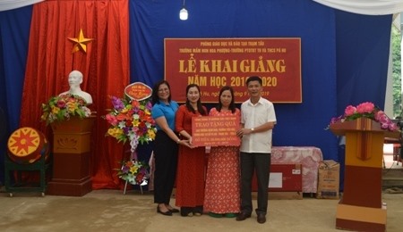 Các đồng chí Lãnh đạo Công đường sắt Việt Nam tặng quà cho trường Mầm non Hoa Phượng và Trường Phổ thông Dân tộc Bán trú Tiểu học & Trung học cơ sở Pá Hu. Ảnh: Vũ Quỳnh