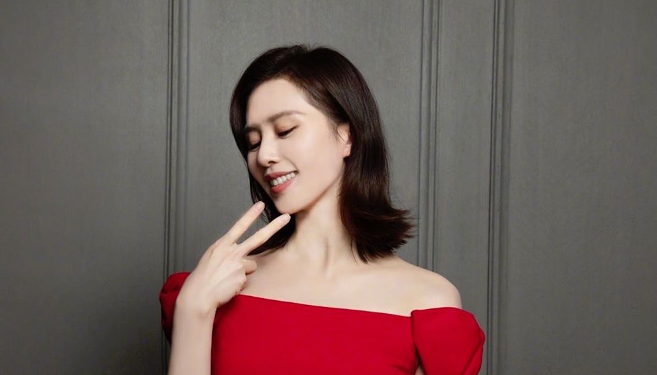 Nữ diễn viên Trung Quốc đã đăng tải hình ảnh của mình lên trang Weibo cá nhân trong trang phục đầm đỏ. Cô nổi bật với làn da trắng không tỳ vết và còn không quên gửi lời chúc tốt đẹp nhất đến tất cả mọi người. Cô nói “Chúc các bạn năm mới vui vẻ, hy vọng năm 2020 sẽ tiếp tục suôn sẻ”.