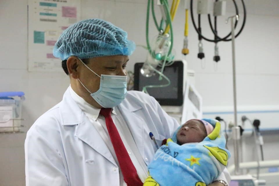 Giám đốc Trần Danh Cường đón bế bé đầu tiên chào đời năm 2020. Ảnh: BSCC