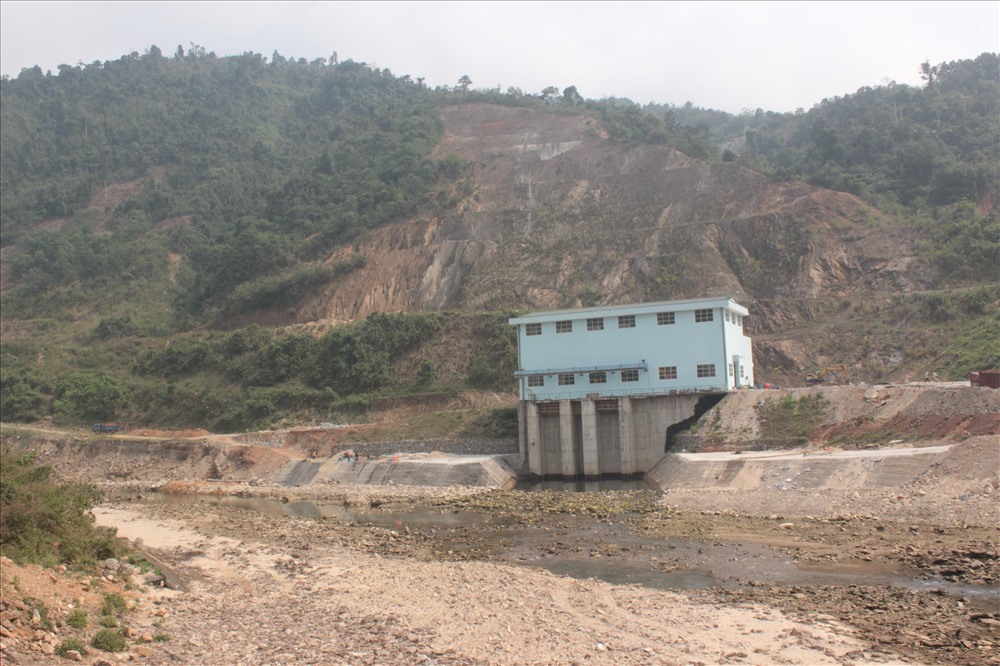 Nhà máy thủy điện Sông Bạc, nhiều thời điểm không duy trì dòng chảy tối thiểu khiến hạ lưu nhà máy sông bị cạn nước nghiêm trọng. Ảnh: Bảo Yên