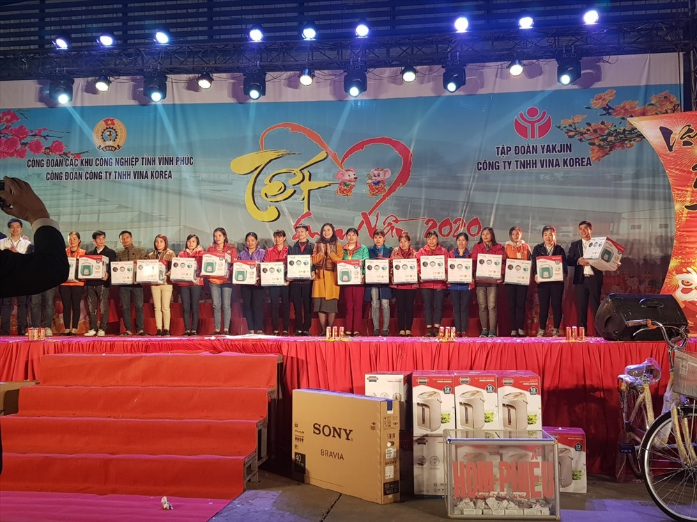 Đồng chí Phùng Thị Hà -  Chủ tịch Công đoàn các KCN tỉnh trao quà cho cho công nhân thạm dự Tết Sum vầy năm 2020.