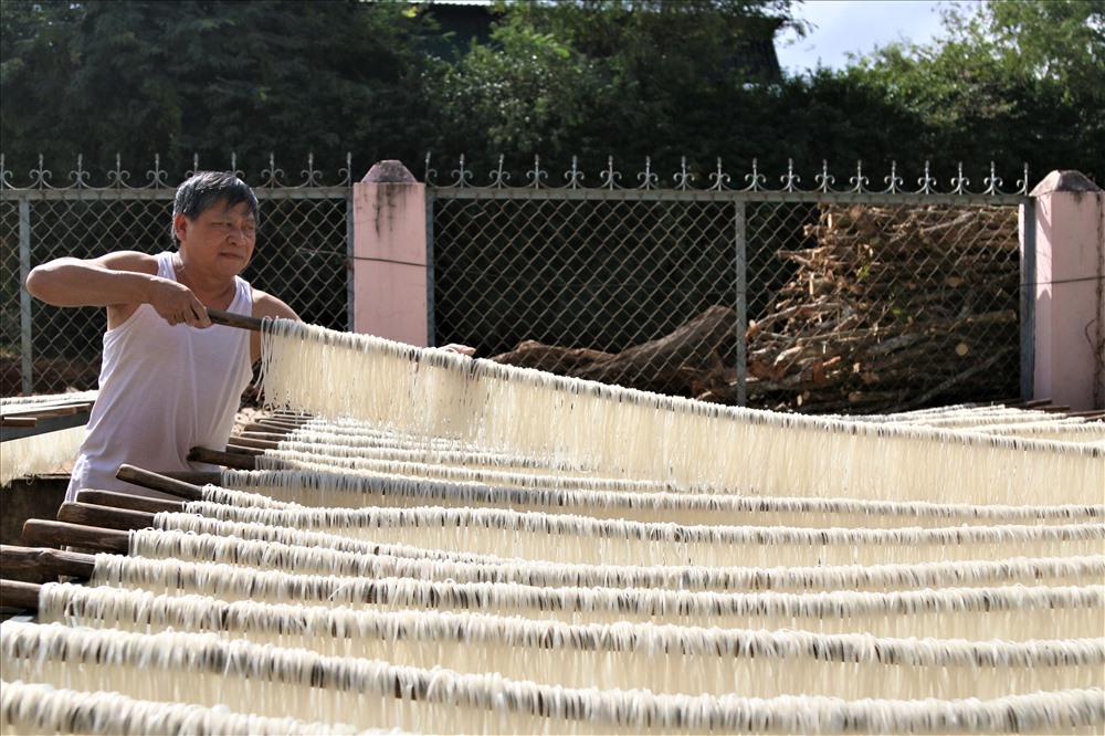 Sân nhà ông Tâm phơi đầy phở, bún khô. Số hàng trên chuẩn bị được đóng gói, chuyển đi theo đơn đặt hàng cách đây ít hôm.