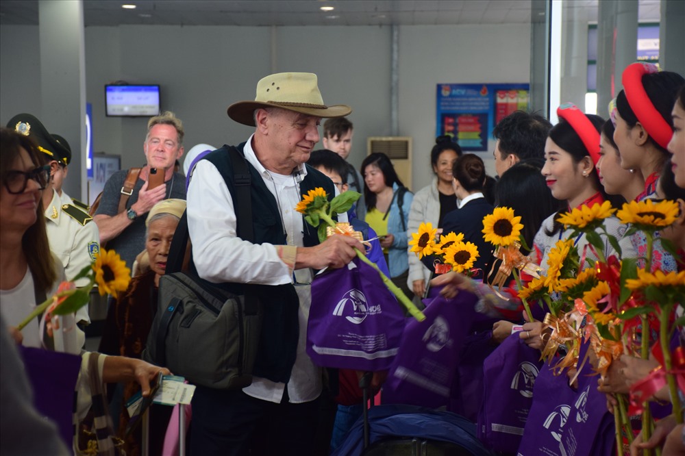 Các vị khách đầu tiên đặt chân xuống sân bay Phú Bài cùng các tiếp viên, thành viên của tổ bay đã được tặng hoa, quà lưu niệm.
