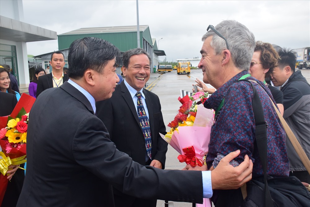 Ngành Du lịch Thừa Thiên - Huế tổ chức lễ đón những du khách đầu tiên đến với tỉnh nhà bằng đường hàng không năm 2020.