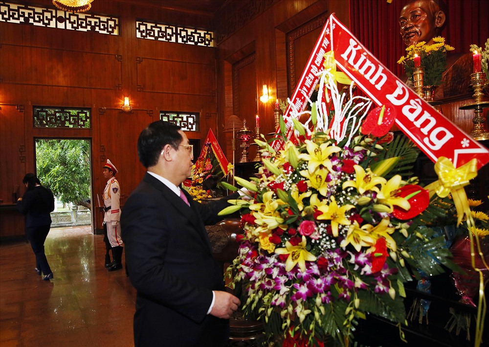 Phó Thủ tướng Vương Đình Huệ dâng hương tưởng niệm Chủ tịch Hồ Chí Minh tại khu di tích Kim Liên.