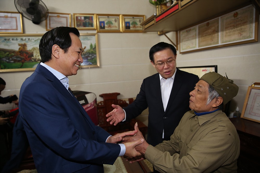 Phó Thủ tướng Vương Đình Huệ thăm hỏi thương binh Đào Đức Toàn