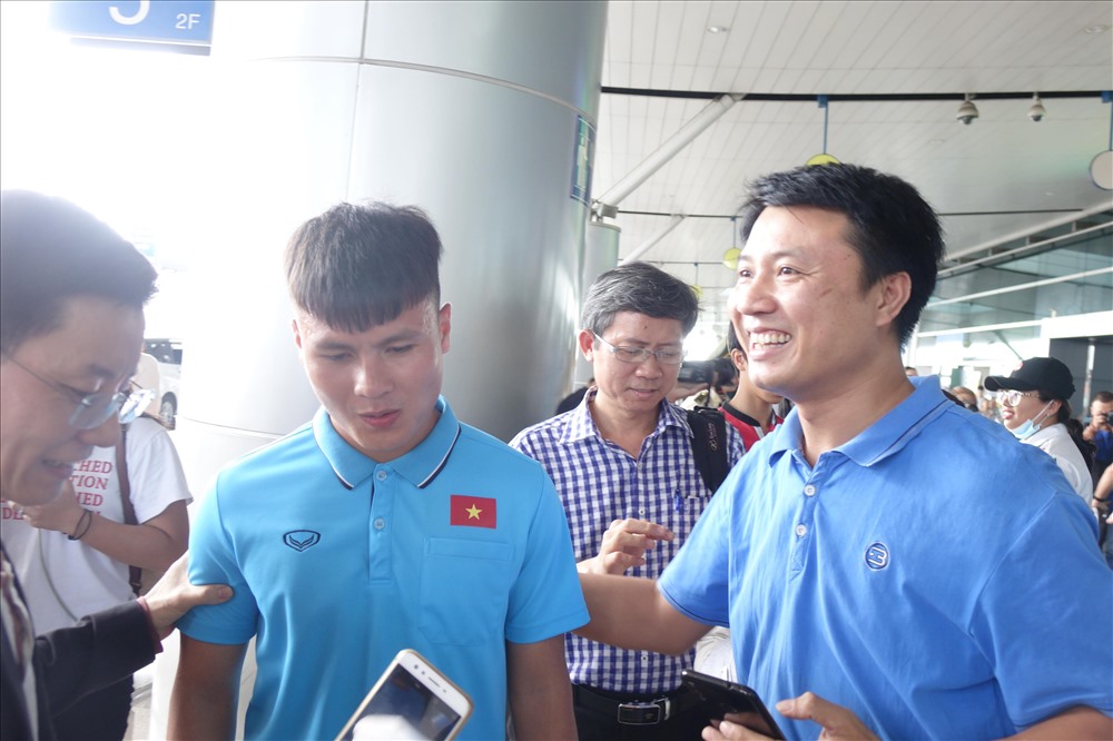 Không có nhiều fan hâm mộ đến tiễn U23 Việt Nam bởi lịch di chuyển của đội không được phát tán rộng rãi. Một số hành khách có mặt tại sân bay nhận ra các thành viên của đội nên tranh thủ xin chụp ảnh. Ảnh: Nguyễn Đăng.
