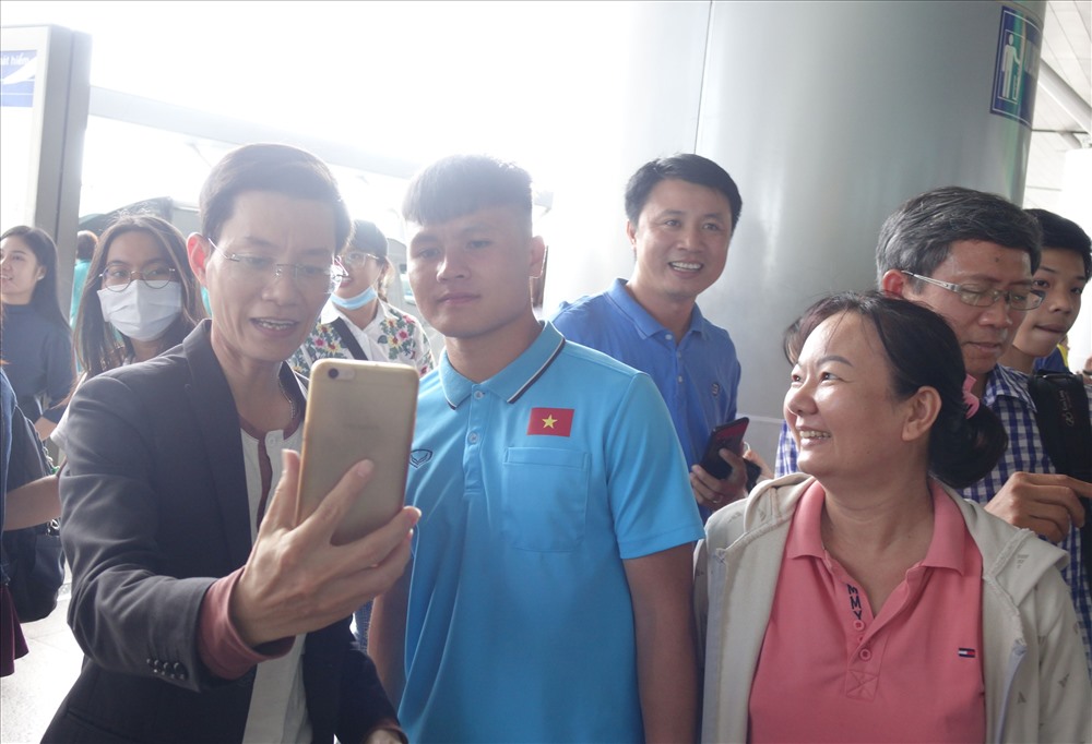 Đội trưởng U23 Việt Nam là người được săn đón nhất. Anh vui vẻ nhận lời chụp ảnh chừng 1-2 phút rồi di chuyển vào bên trong để làm thủ tục. Ảnh: Nguyễn Đăng.
