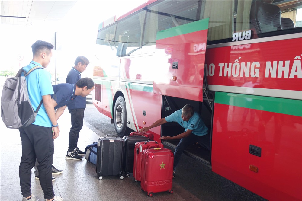 Chiều 1.1, U23 Việt Nam chính thức lên đường bay sang Thái Lan chuẩn bị cho Vòng chung kết U23 Châu Á 2020. Các thành viên của đội gồm ban huấn luyện và cầu thủ có mặt tại sân bay quốc tế Tân Sơn Nhất (TP.HCM) lúc gần 15h.