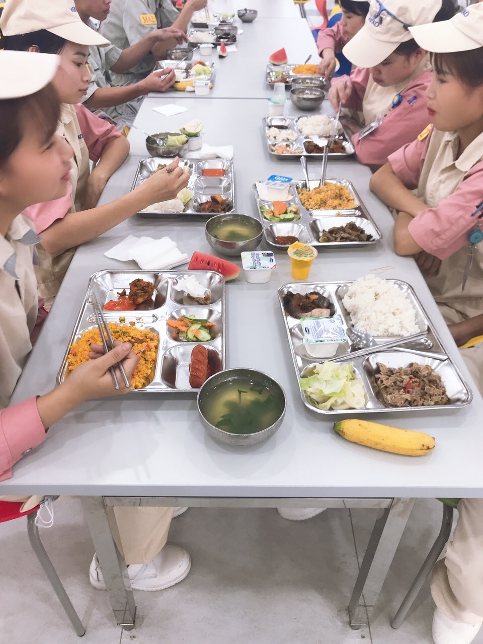 Công nhân Công ty TNHH Điện tử Meiko Việt Nam dự bữa ăn ca ngày 1.1.2020. Ảnh: Thanh Hải