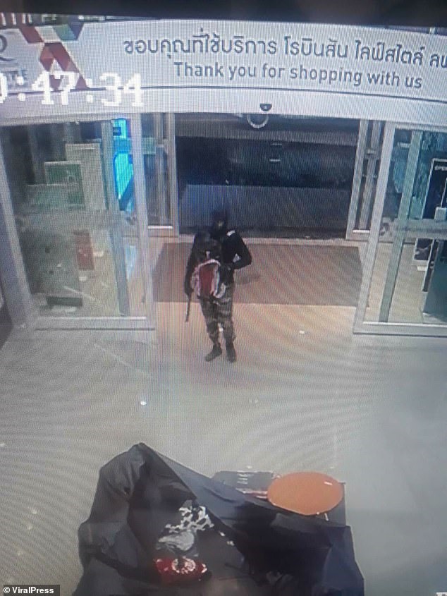 Camera an ninh ghi lại hình ảnh kẻ bịt mặt. Ảnh: Viral Press