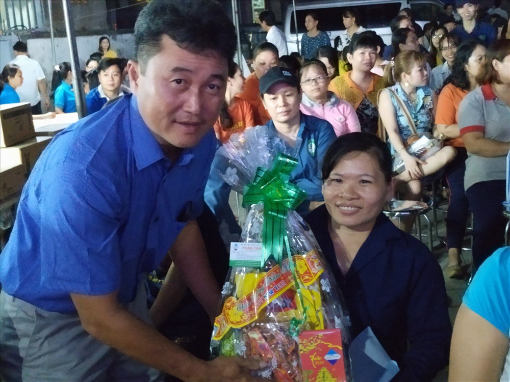 Anh Thanh Tùng trao quà cho công nhân nghèo, khuyết tật dịp Tết Canh Tý.