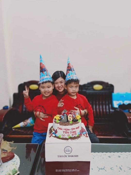 Chị Trang và hai cậu con trai sinh đôi của mình. Ảnh: NVCC