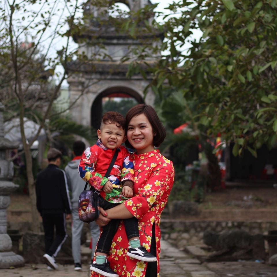 Chị Cao Thị Ngọc và con trai. Ảnh: NVCC
