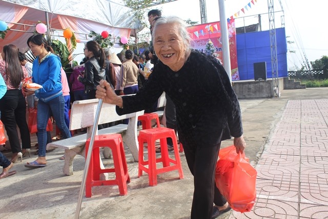 Cụ Trần Thị Tứ 81 tuổi phấn khởi sau khi được mua hàng không mất tiền. Ảnh: Trần Tuấn