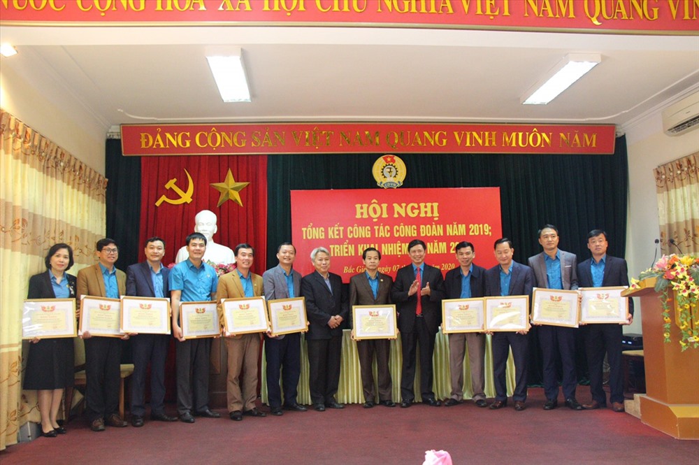 Đồng chí Từ Minh Hải và đồng chí Nguyễn Văn Cảnh trao Bằng khen của Tổng LĐLĐ Việt Nam cho các tập thể có nhiều đóng góp trong công tác năm 2019.