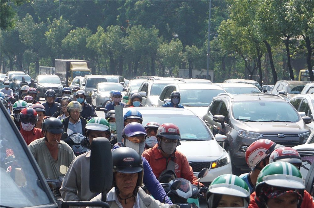 Cùng thời điểm trên, đường đường Trường Sơn hướng từ công viên Hoàng Văn Thụ vào sân bay Tân Sơn Nhất xe cộ cũng chật như nêm, kéo dài nhiều cây số.