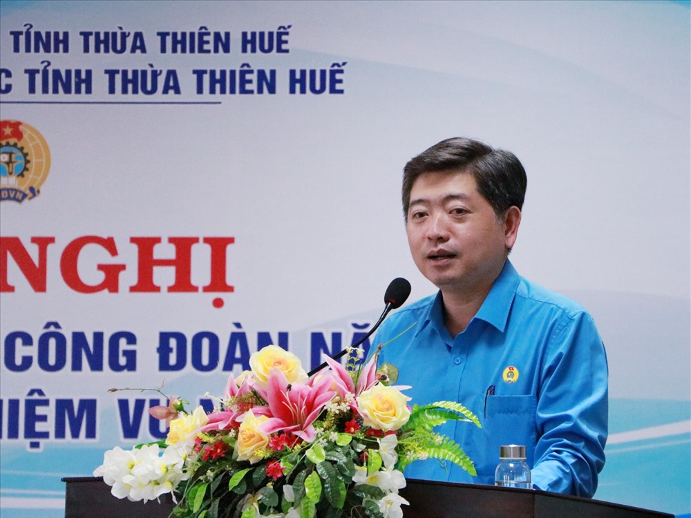 Ông Phan Hồng Anh - Phó Chủ tịch LĐLĐ Thừa Thiên - Huế phát biểu chỉ đạo tại hội nghị. Ảnh: PĐ.